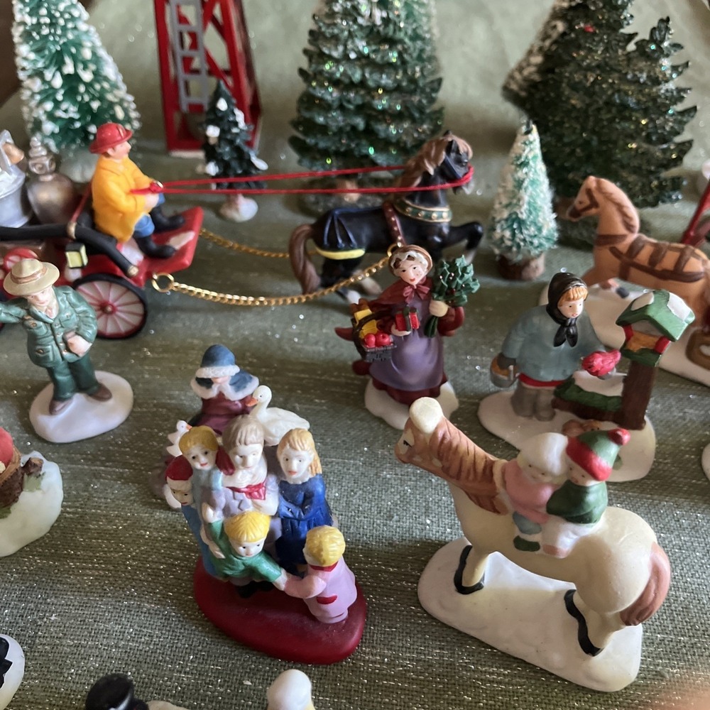 Christmas Village Figures Lot Unbranded ?O'Well Christmas Valley? 45+ Pieces - Picture 9 of 15